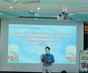 Trao Tặng 100 Suất Quà Cho Học Sinh Có Hoàn Cảnh Khó Khăn